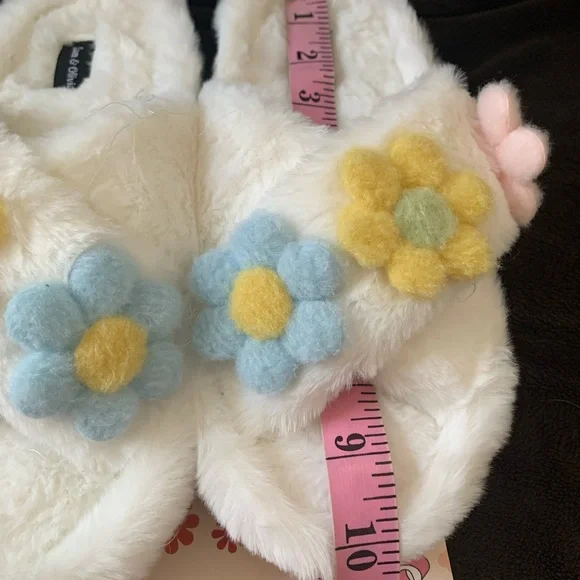 SAM & OLIVIA ladies white poly 3D flower slippers NWT in size Large (9-10) - Picture 9 of 9